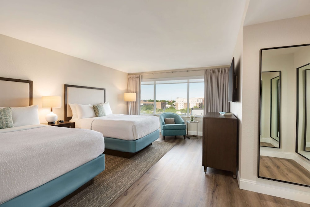 Suite, 1 Bedroom, Accessible, City View (Mobility) - Photo 2