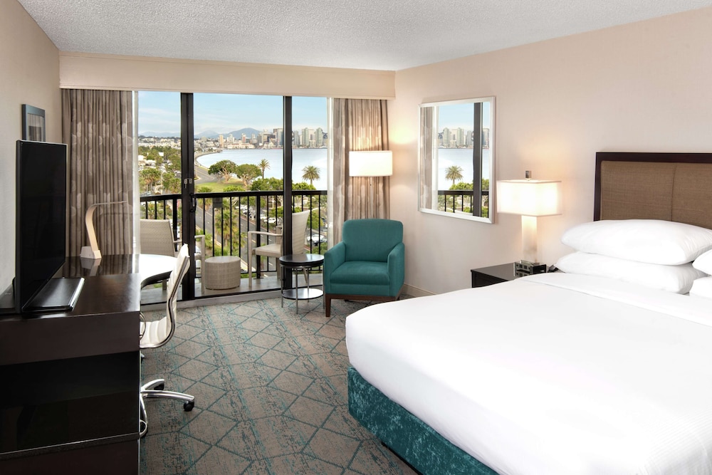 Superior Room, 1 King Bed, Marina View, High Floor