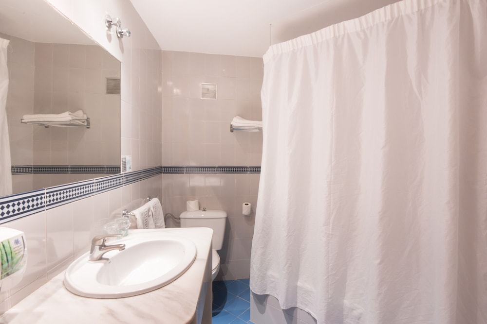 Quadruple Room (2 Adults + 2 Children) photo 3