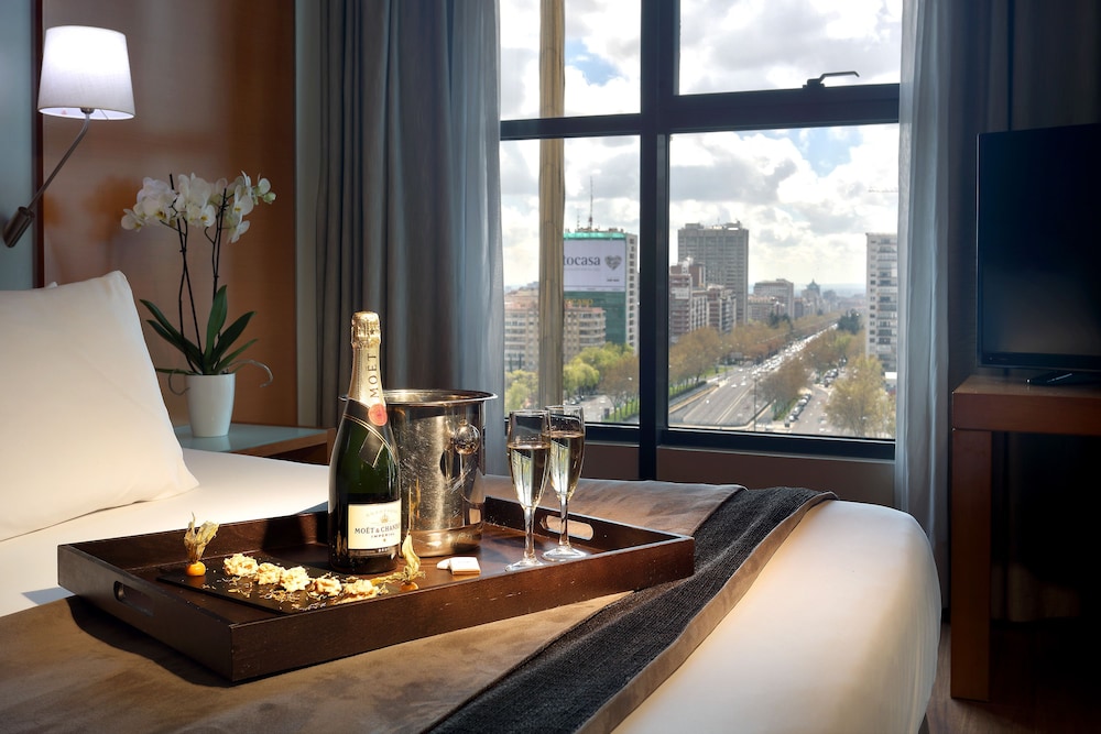 Romantic Room (Cava bottle + chocolates)