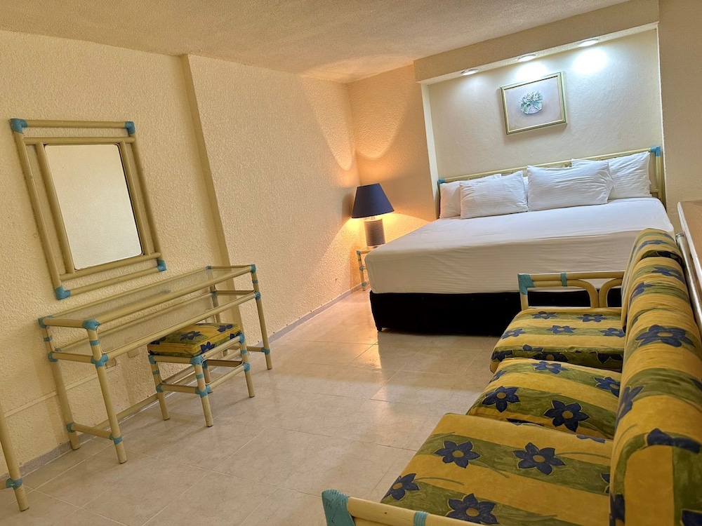 Suite, 1 King Bed with Sofa bed photo 1