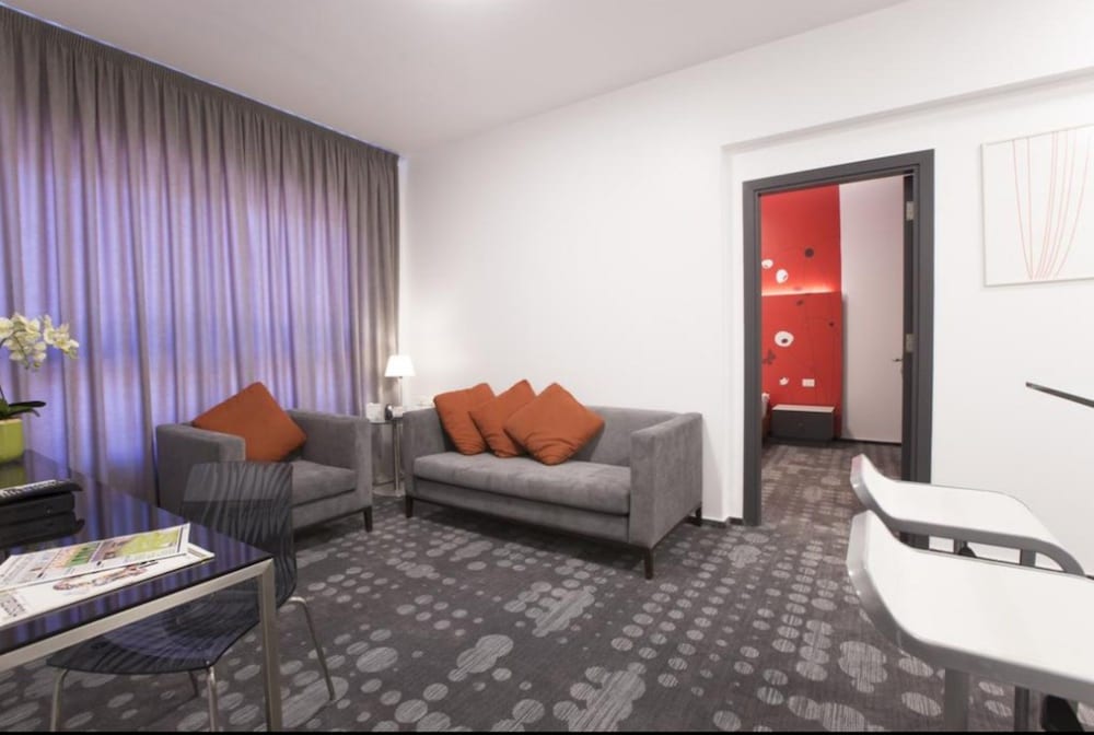 Suite, 2 Bedrooms - Photo 3