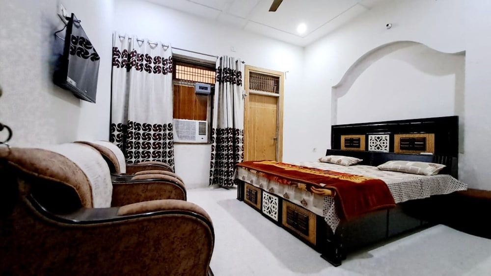 Basic Triple Room, City View