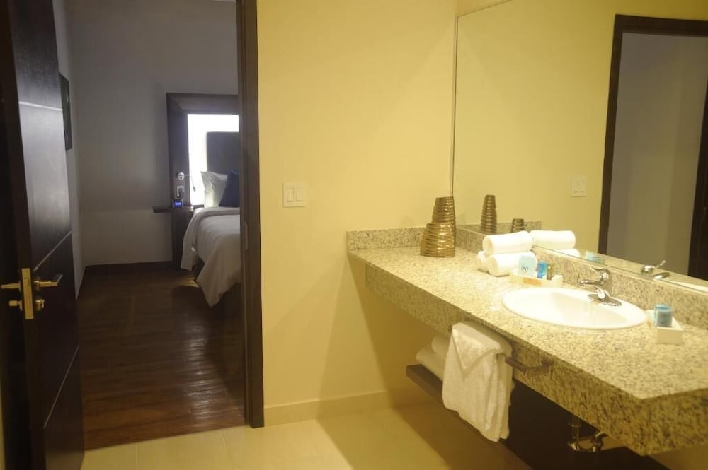 Superior Room, 1 King Bed thumbnail 5