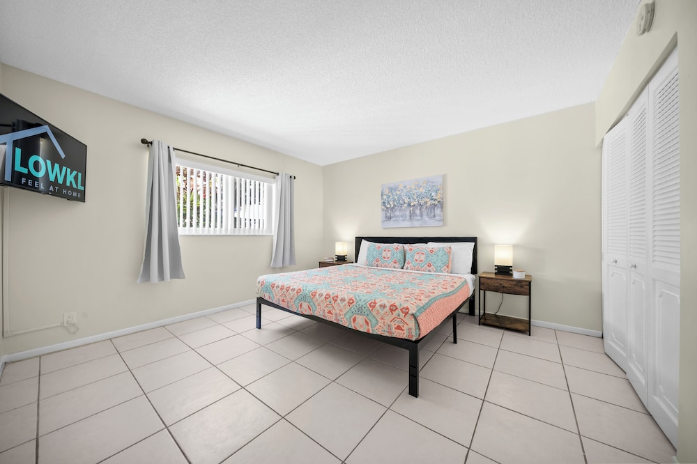Superior 1-Bedroom King w/ Kitchen & Sofa Bed