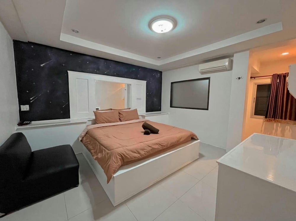 Single Room, 1 King Bed, Non Smoking, Bathtub photo 3