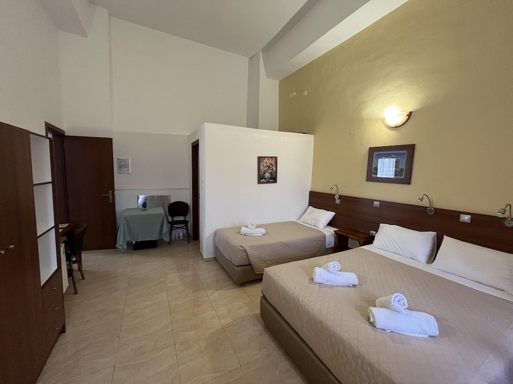 Basic Triple Room, Multiple Beds, Non Smoking photo 3
