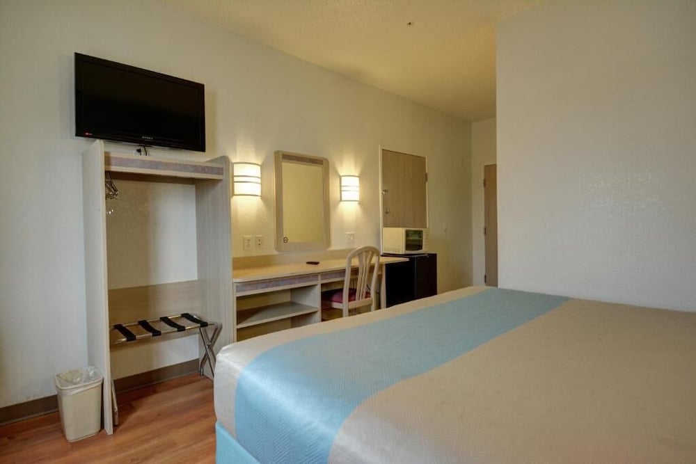 Deluxe Room, 1 King Bed, Non Smoking photo 3