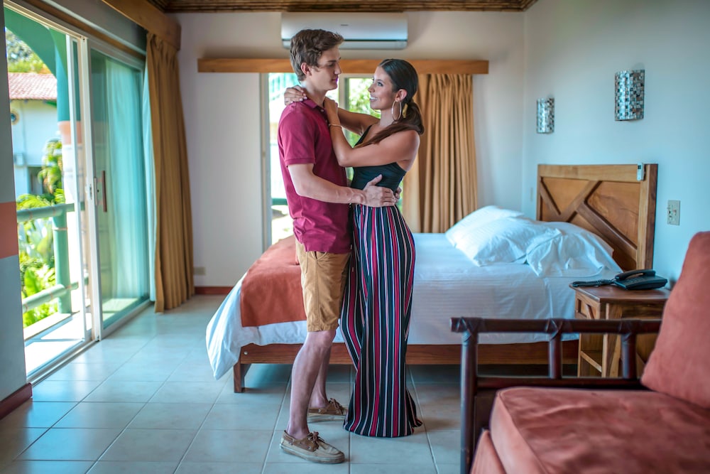 Honeymoon Suite, 1 King Bed, Bathtub, Sea View - Photo 3