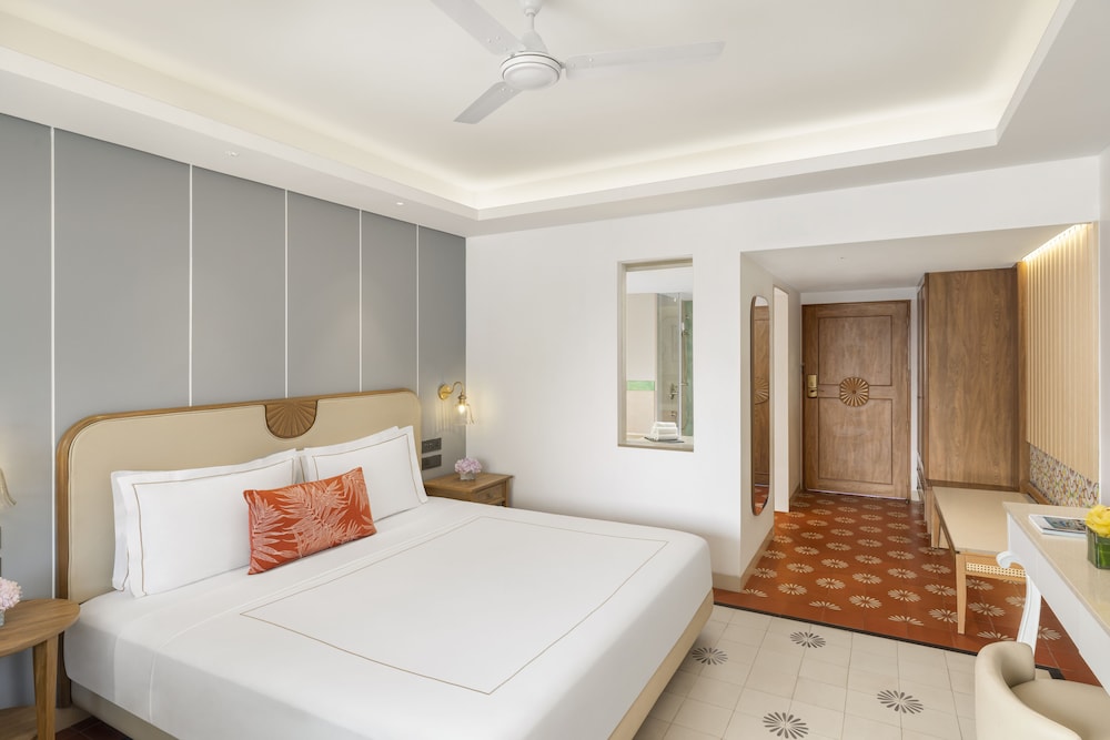 Premium Room, 1 King Bed, Sea View - Photo 4