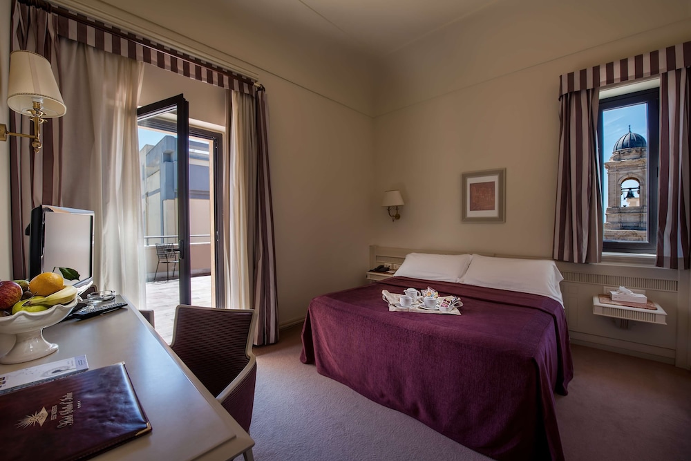 Standard Room, Multiple Beds, Non Smoking photo 2