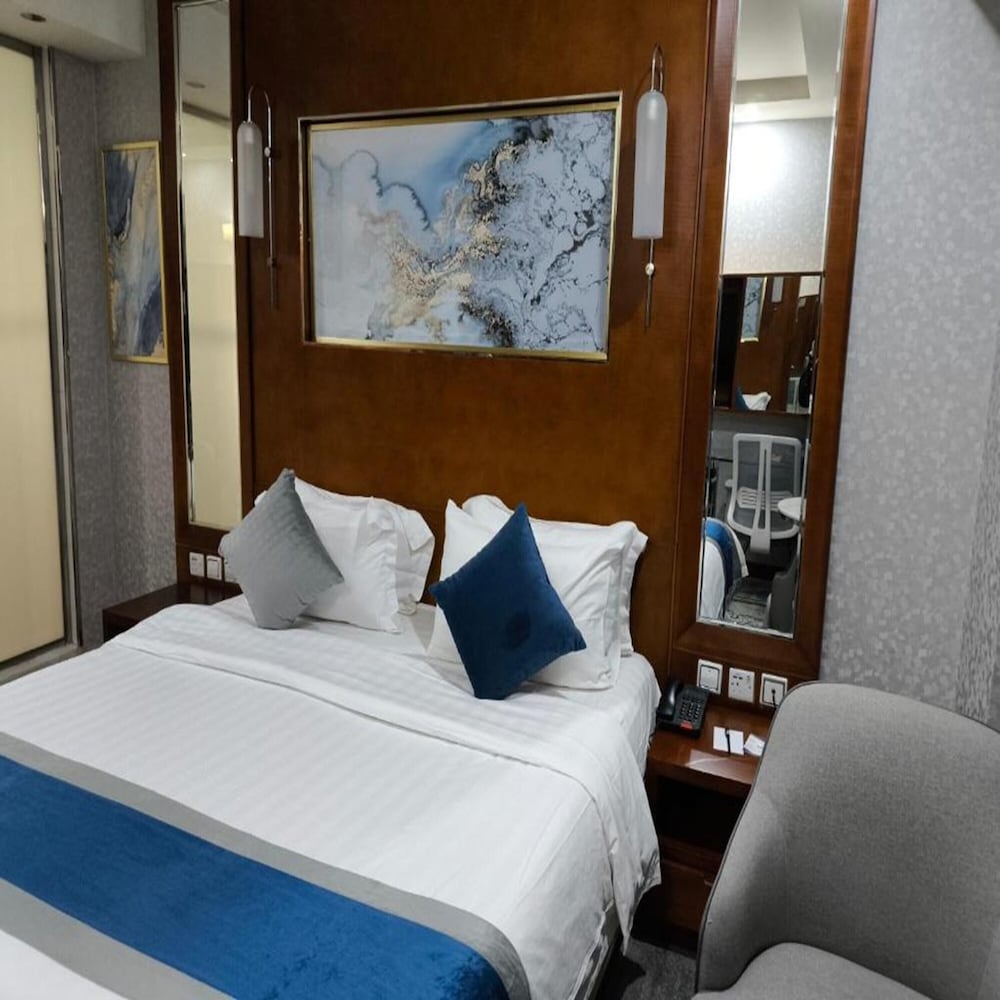 Junior Suite, 1 King Bed photo 3