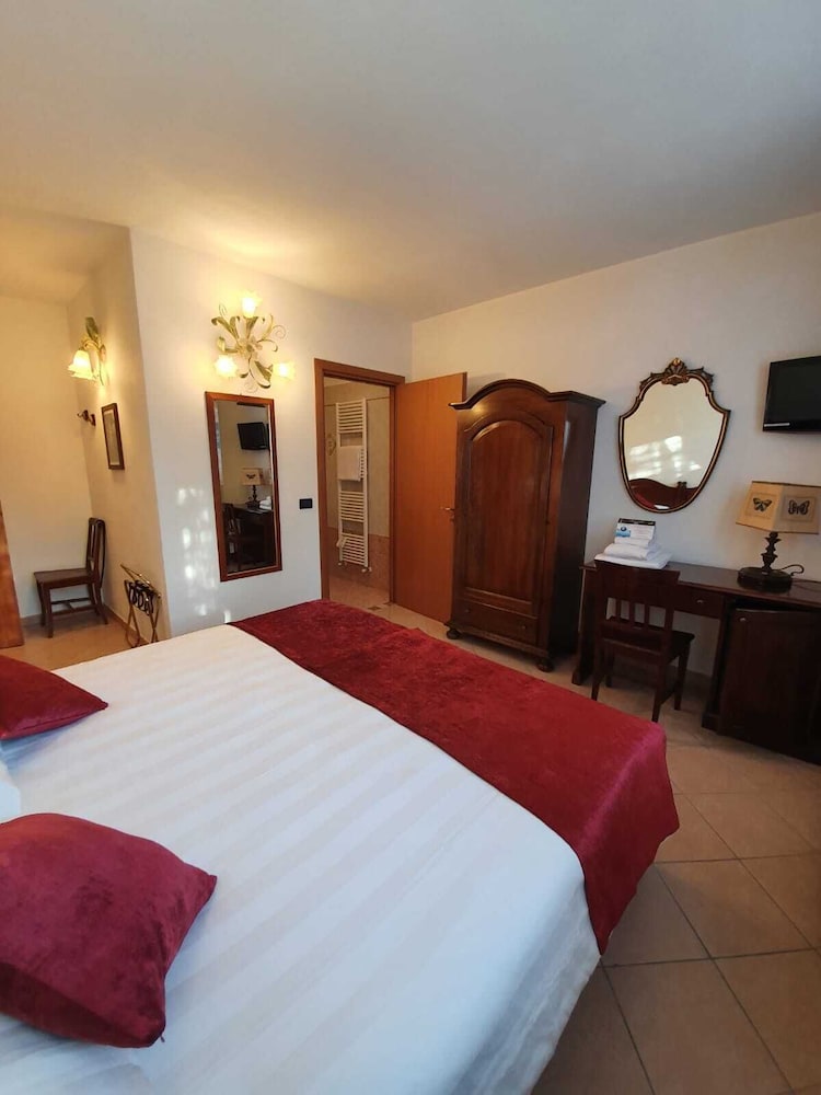 Standard Double Room, 1 Queen Bed, Private Bathroom, Garden View