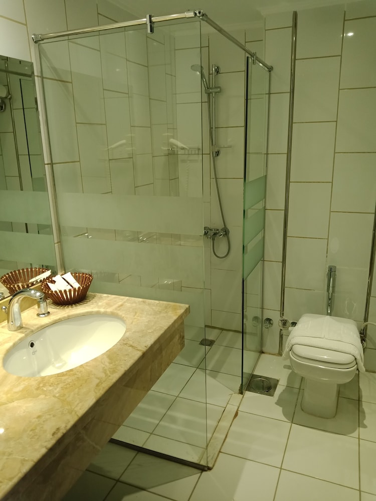 Standard Double or Twin Room - Photo 8