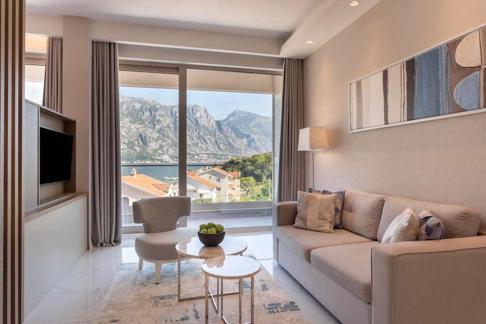 Premium Room, 1 King Bed, Sea View - Photo 6