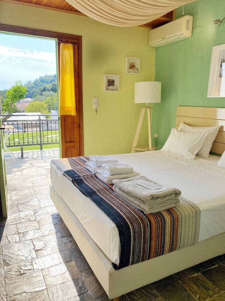 Chambre Double Classique, vue piscine, côté jardin
