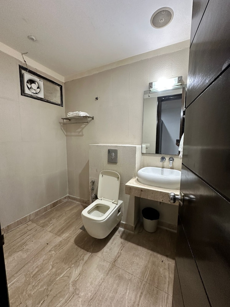 Classic Double Room, Balcony, City View photo 3