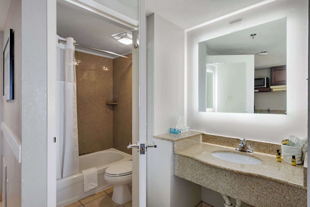 Standard Room, 2 Queen Beds, Balcony, Oceanfront (Pet Friendly) - Photo 5