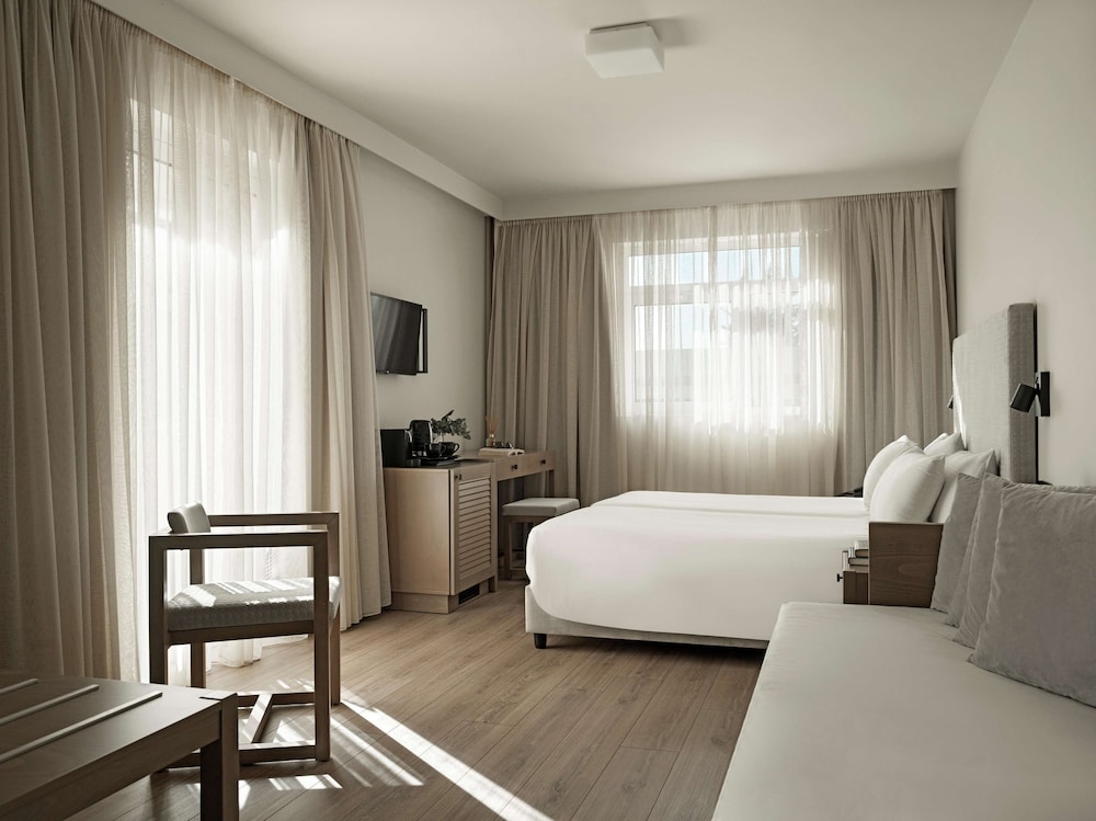 Deluxe Room, 1 Bedroom, Balcony - Photo 3