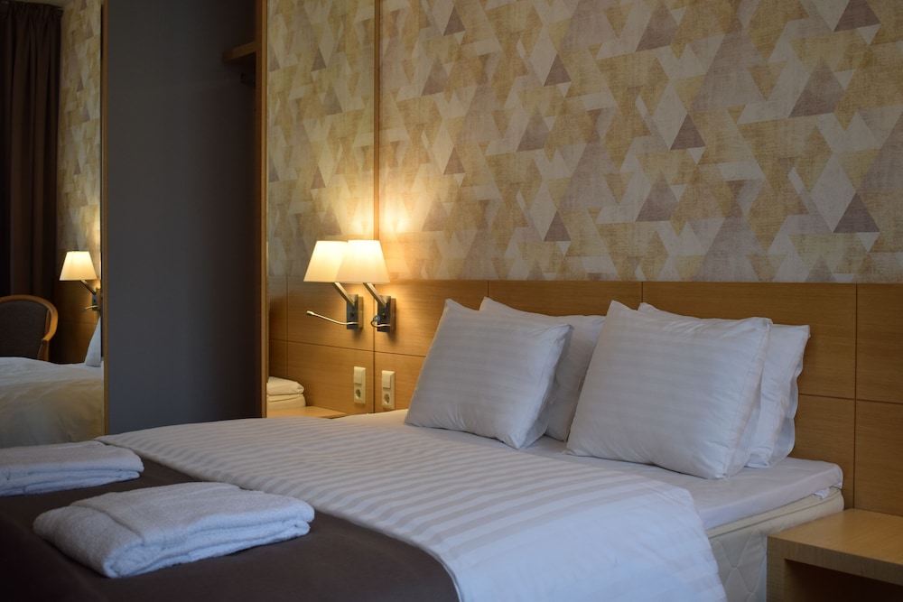 Basic Double or Twin Room, 1 Bedroom - Photo 3