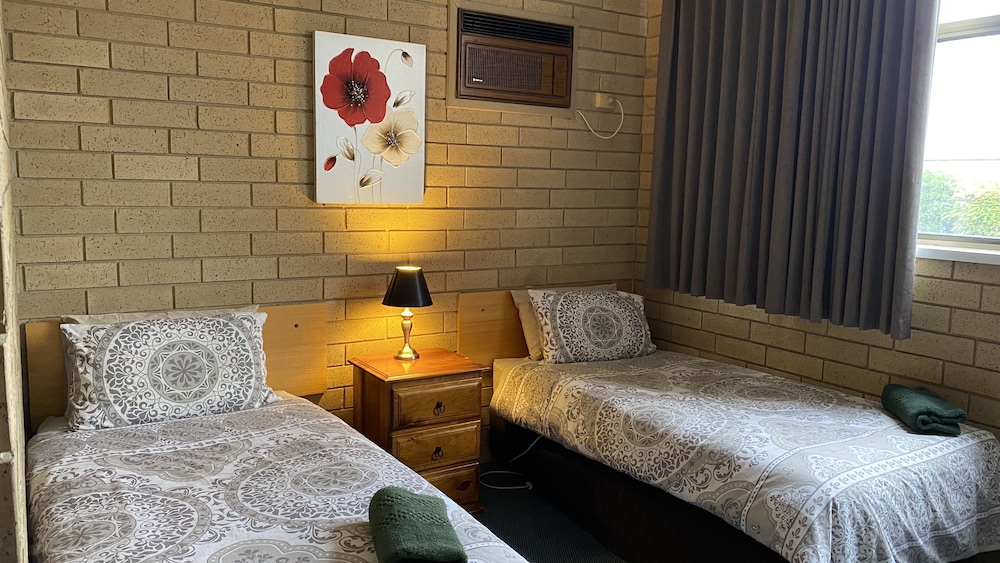 Room 8: Family Room with 50 inch Smart TV located on Ground Floor photo 2