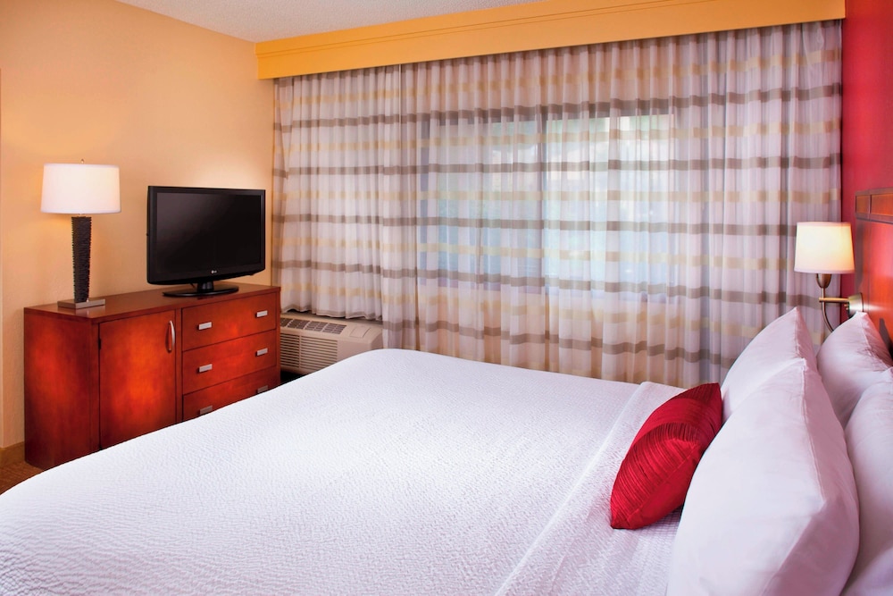 Suite, 1 Bedroom, Courtyard View - Photo 1