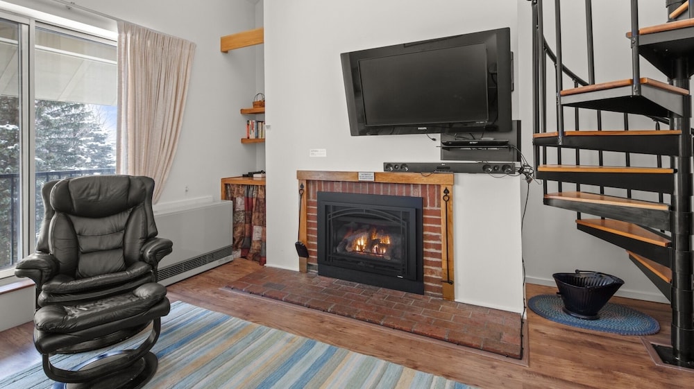Condo, 2 Bedrooms photo 2