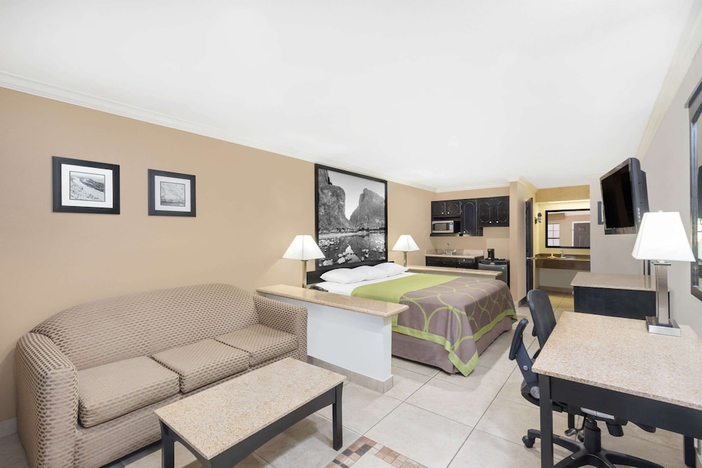 Suite, 1 King Bed, Non Smoking - Photo 5