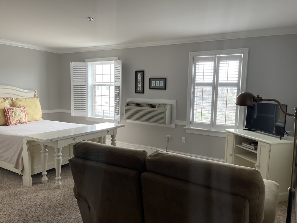 Divided Room, Queen Bed with Queen Sleep Sofa