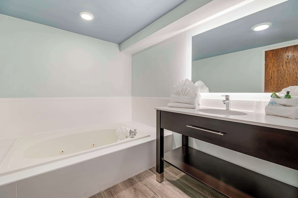 Suite, Multiple Beds, Non Smoking (Upgrade) - Photo 2