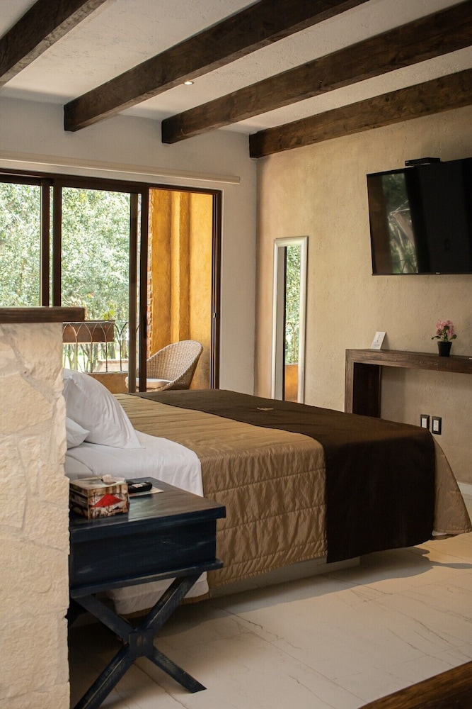 Design Studio Suite, 1 King Bed, Balcony, Resort View photo 2
