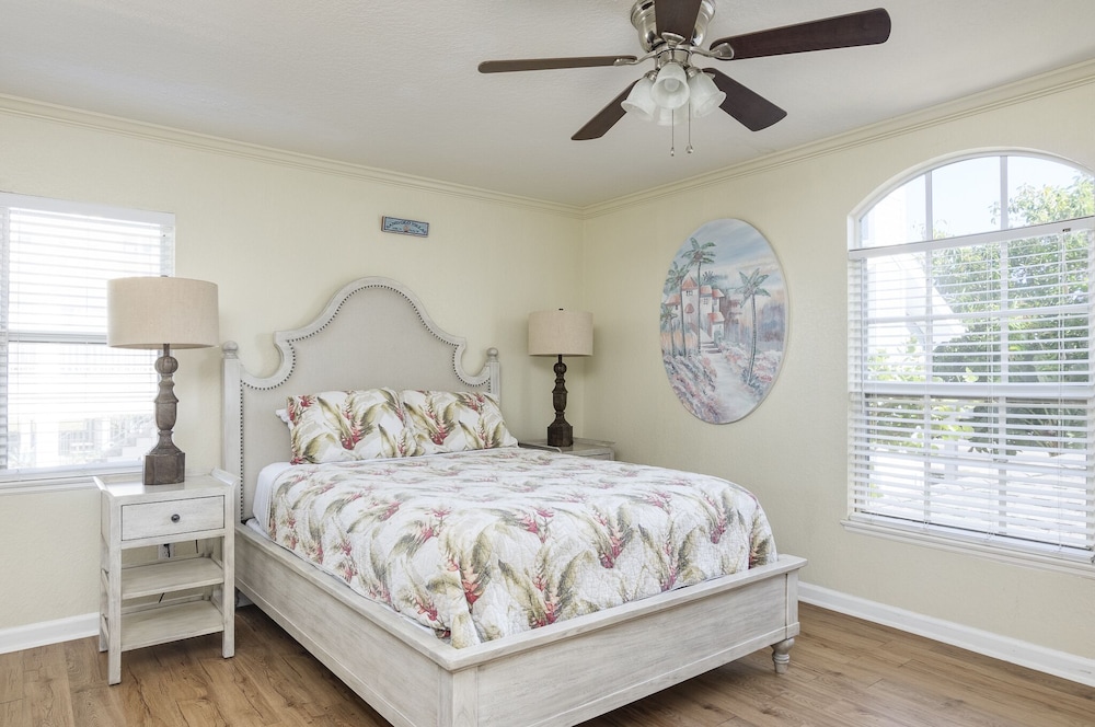 Villa, Multiple Beds (2 queen beds and 1 sleeper sofa) photo 1