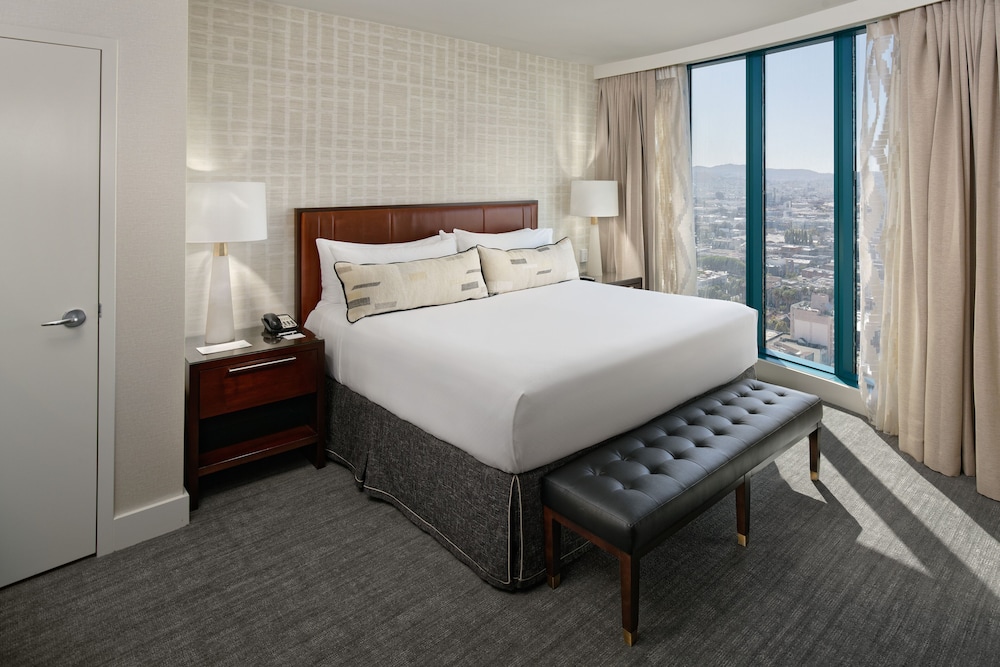 Junior Suite, 1 King Bed, Accessible Bathtub (Mobility)