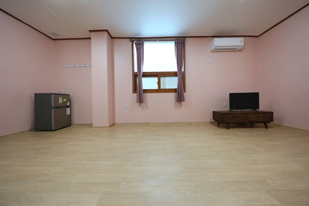 Room (105) photo 2