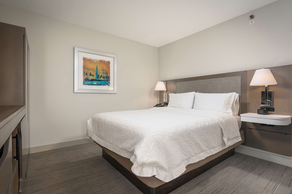 One queen bed select non smoking - Photo 9