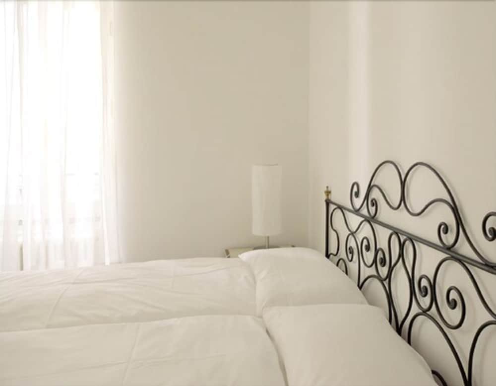 Appartement Familial, 2 chambres, 2 salles de bains, dans les dépendances