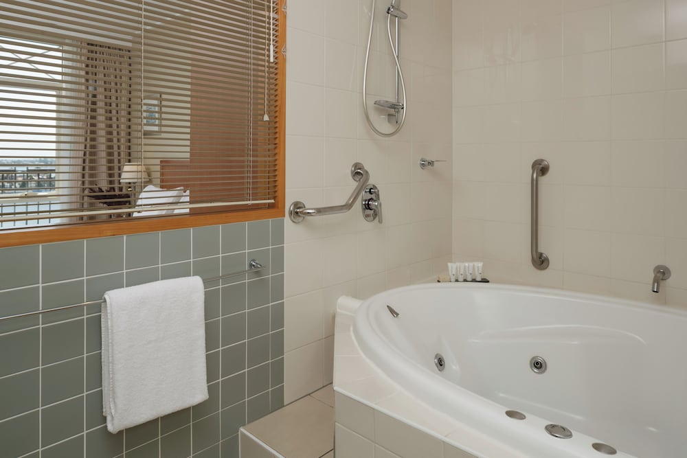 King Spa Harbourside Balcony Suite - Photo 10