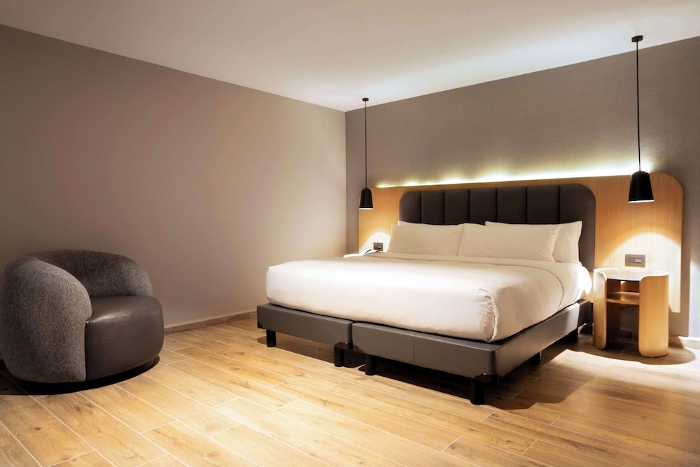 Junior Suite, 1 King Bed - Photo 4