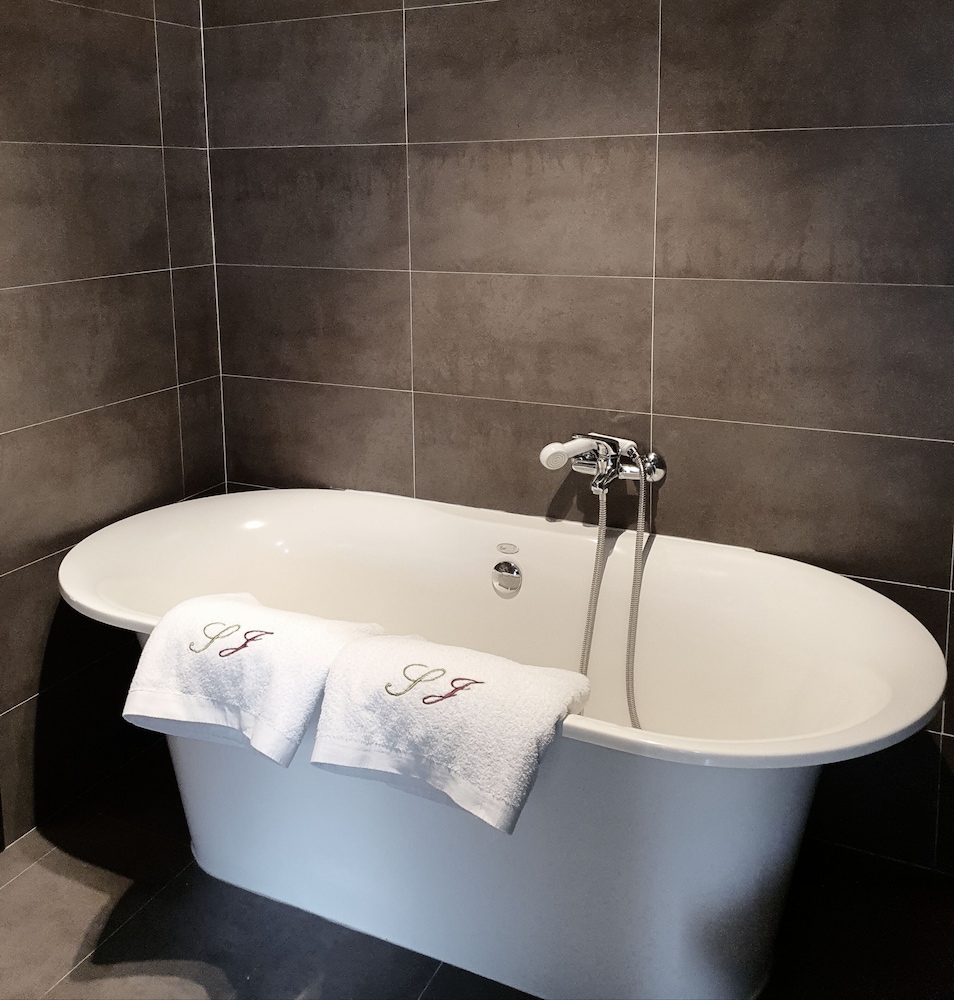 Standard Twin Room - Photo 3