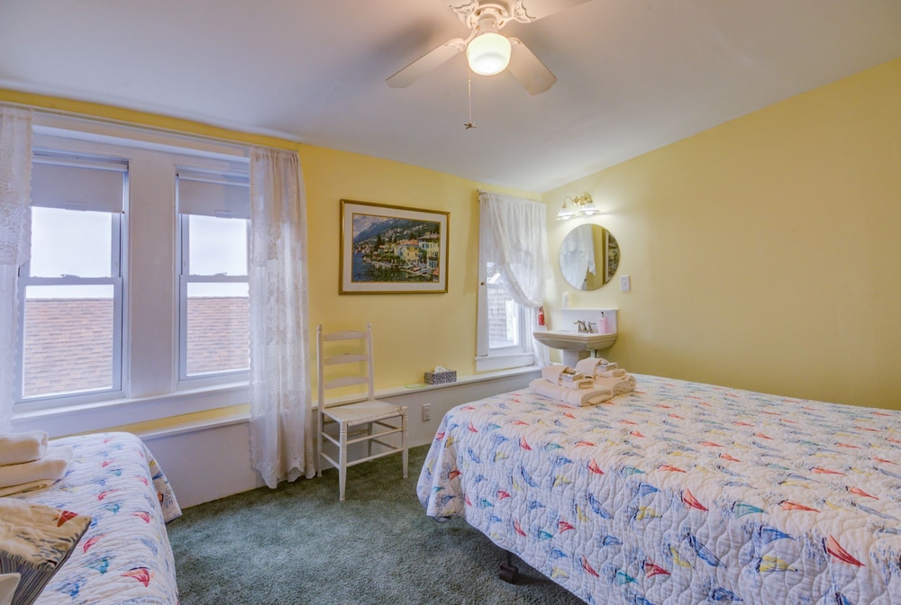 Triple Room, Shared Bathroom