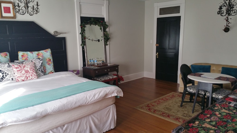 Superior Suite, 1 King Bed, Non Smoking, Microwave photo 3