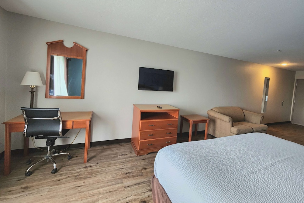 Suite, 1 King Bed, Non Smoking, Jetted Tub - Photo 8