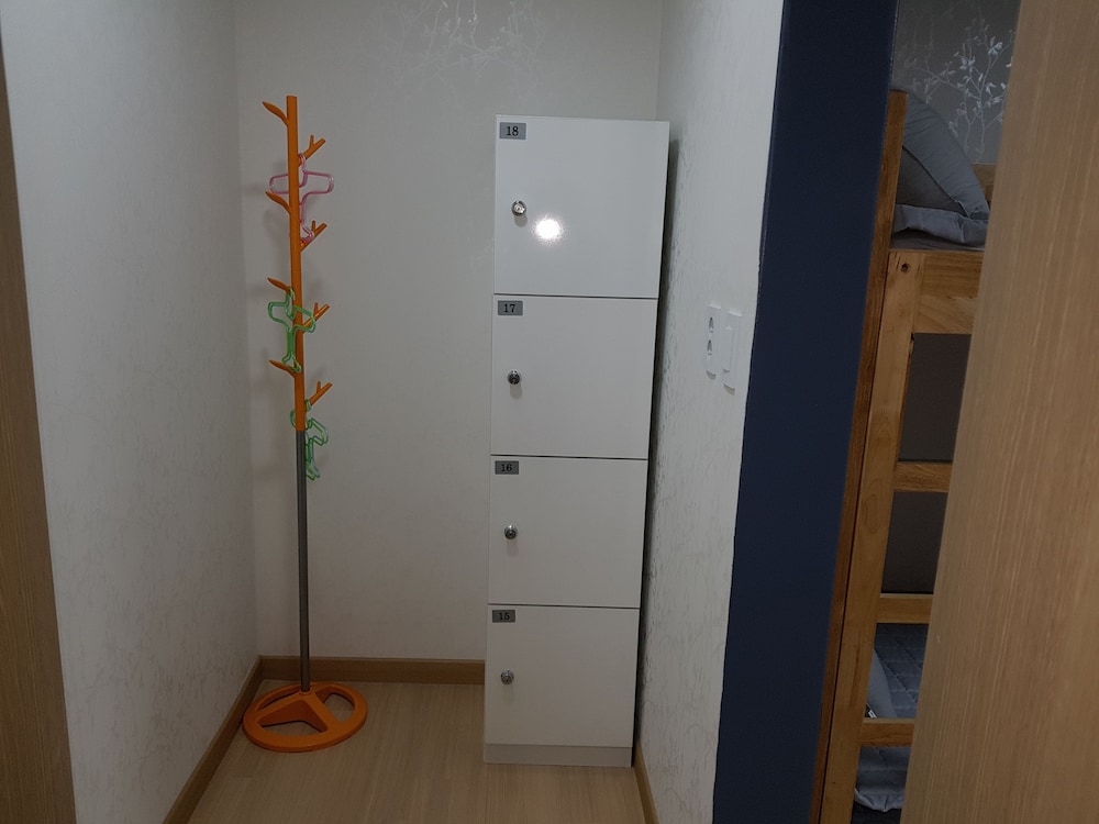 Shared Dormitory, Women only (6 persons) photo 2