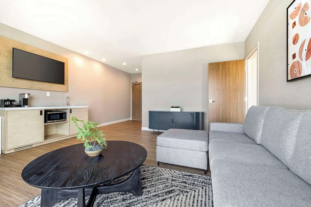 Suite, 1 King Bed, Non Smoking (Upgrade) - Photo 10