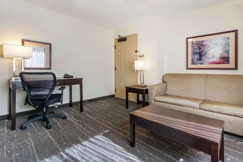 Suite, 1 Queen Bed, Accessible, Non Smoking - Photo 2