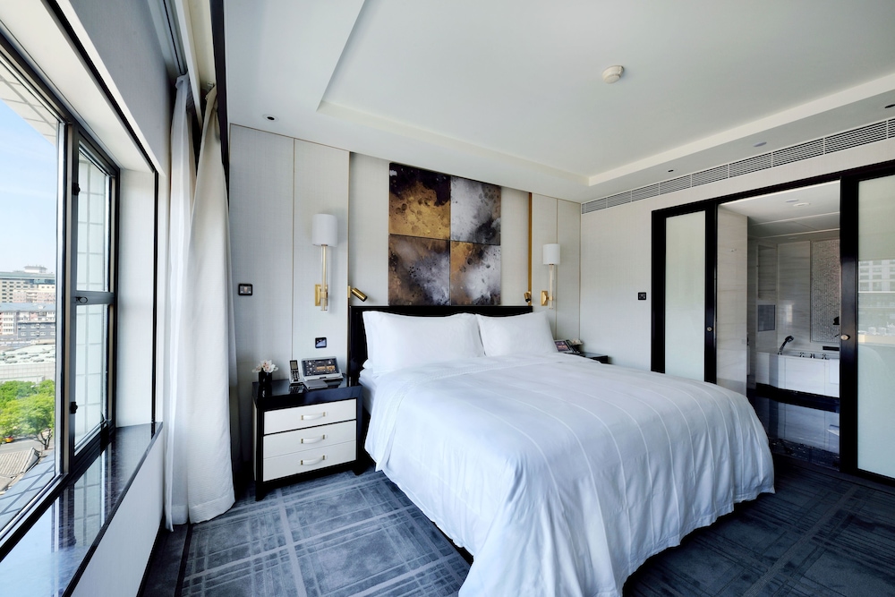 Deluxe Suite, 1 King Bed - Photo 2
