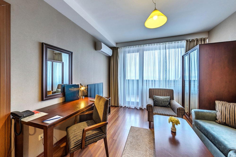 Executive Suite - Photo 4