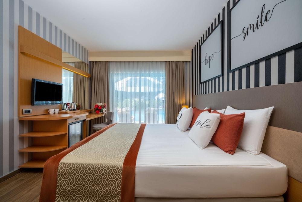 Suite, Pool View photo 2
