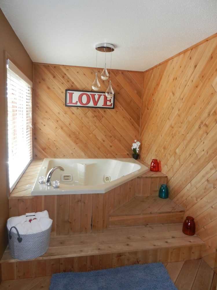 Deluxe Suite, 1 Queen Bed, Hot Tub photo 1