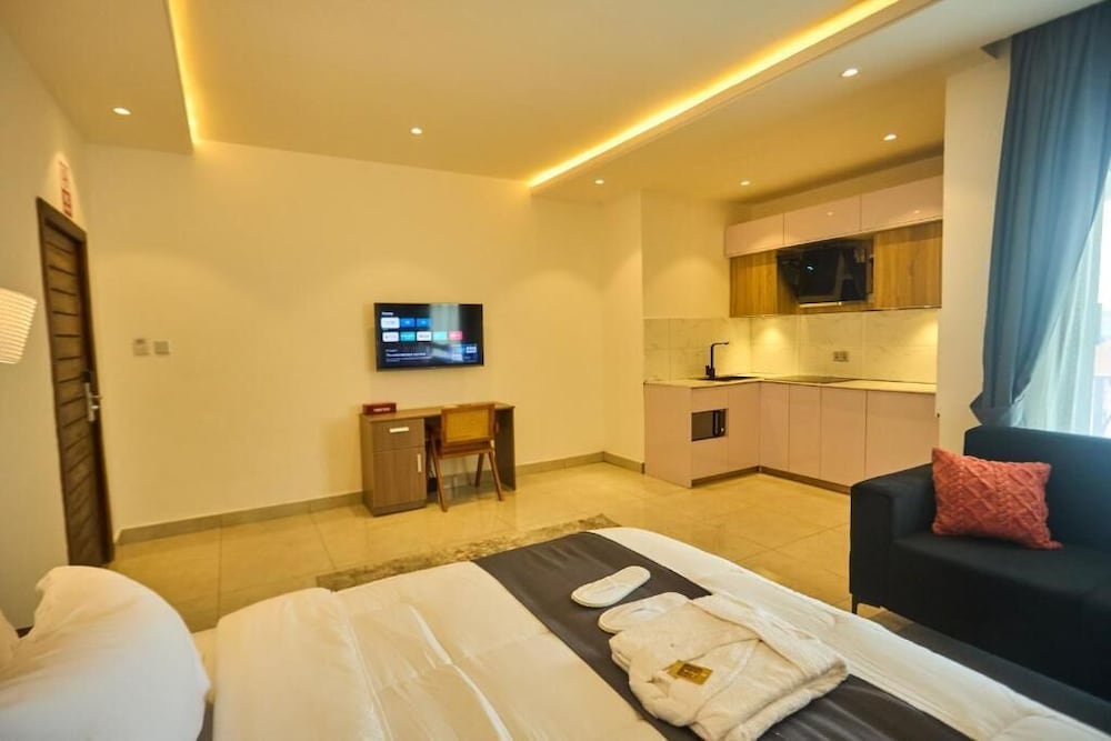 Luxury Studio Suite, 1 Queen Bed, Kitchenette, City View photo 2